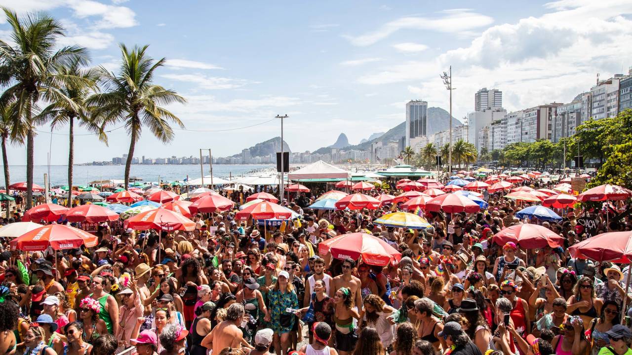 Foto mostra bloco de Carnaval em Copacabana