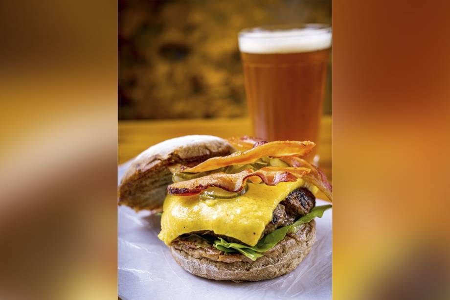 Antro: tem acém, costela e peito no hambúrguer com queijo artesanal