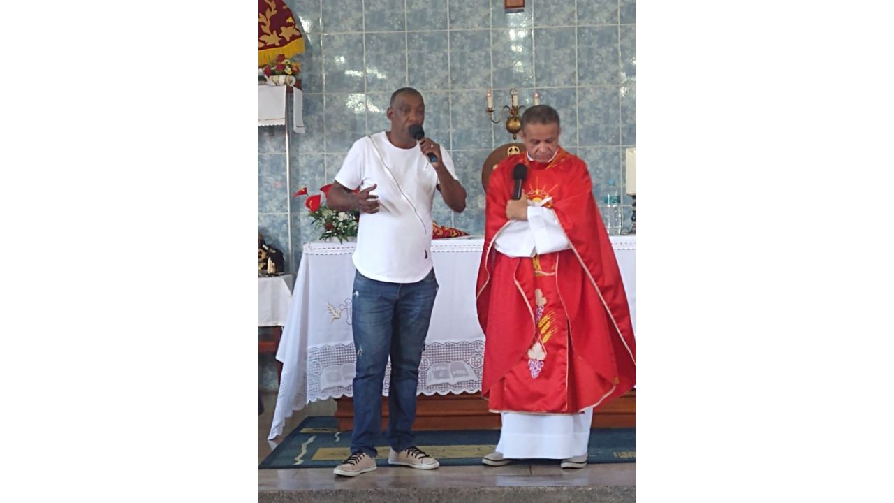 Ito Melodia e Padre Ataniel no altar da igreja