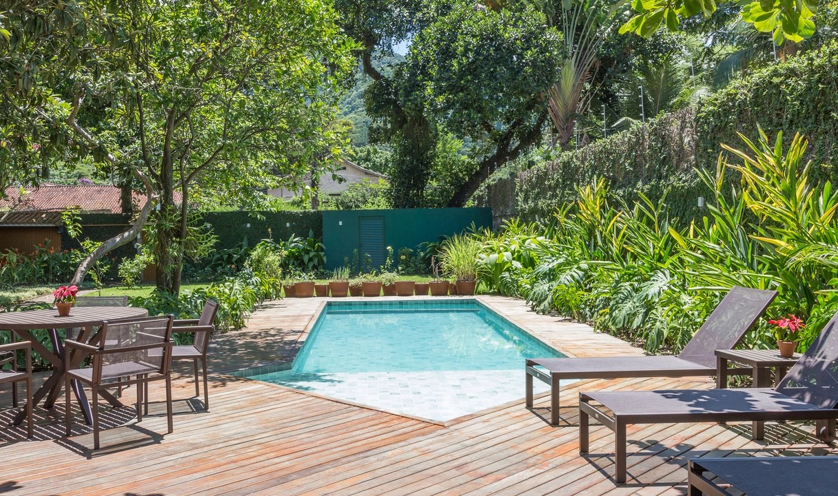 Paisagismo de 600 m² cria espaços de convivência em casa no Rio de Janeiro