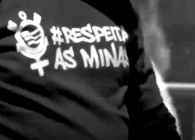 Foto mostra camisa escrita "#respeita as minas"