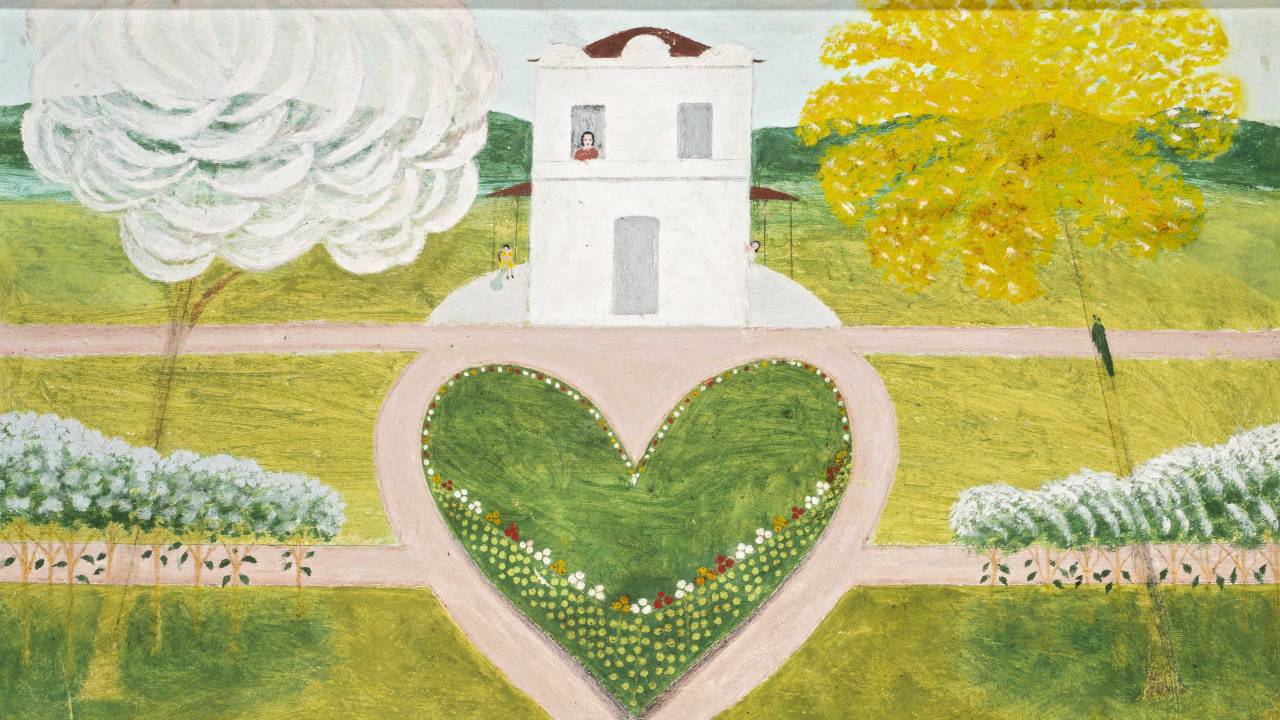 Paisagem mostra igrejinha branca e, na frente, um jardim, com caminhos formando um coração.