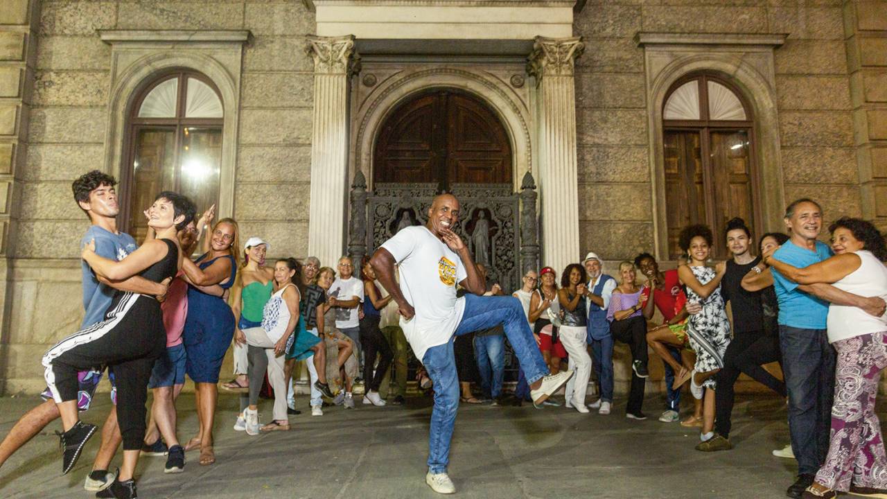 Atitude transformadora: um dos principais nomes da dança de salão no país promove aulas gratuitas no Catete