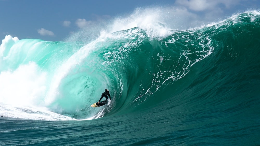 O surfista Lucas Chumbo surfando uma onda grande