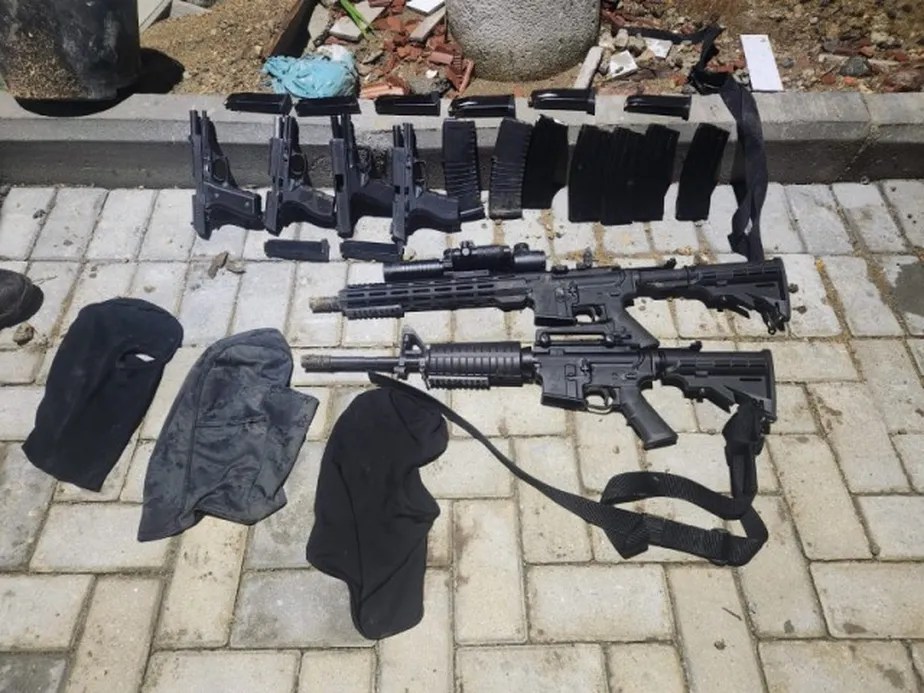 PM encontra armamento com milicianos em Campo Grande, pistolas tinham certificados do Exército