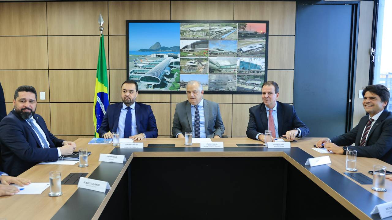 Foto mostra Claudio Castro e Paes em reunião com ministro