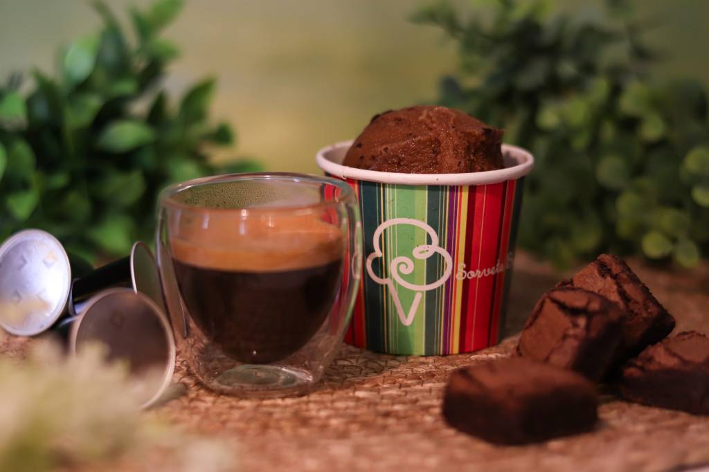 Sorvete Brasil: brownie com café no copinho gelado