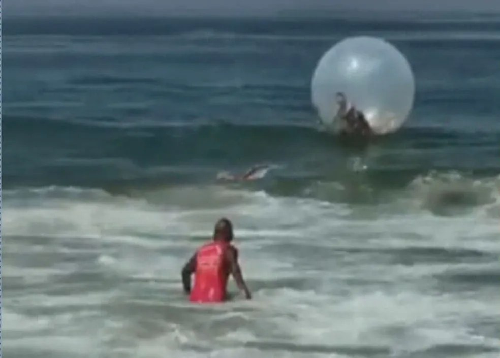 Salva-vidas resgatam casal preso em bolha inflável na Praia de Copacabana