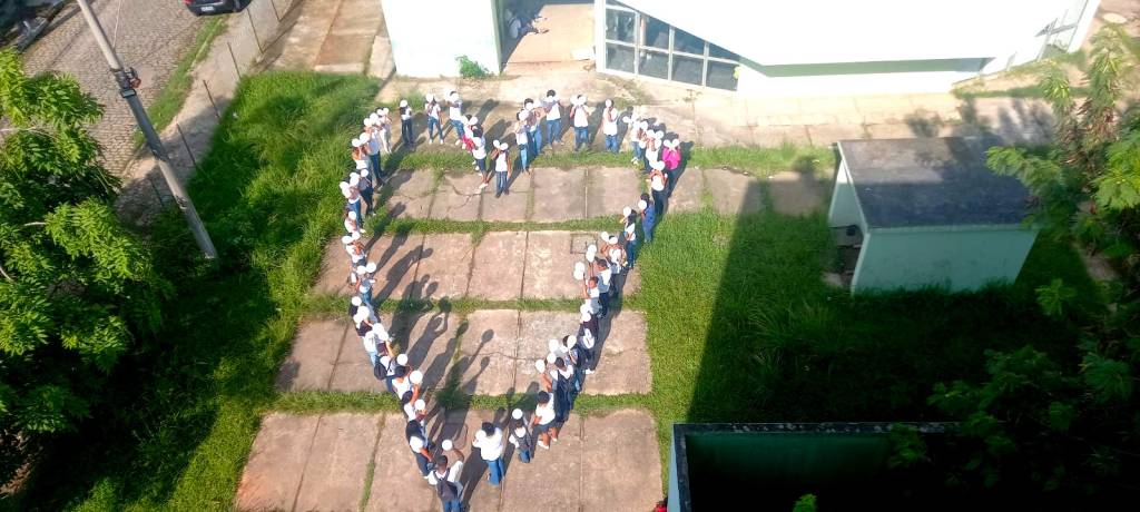 Ciep Waldemar Zarro: em São Gonçalo, os alunos ficaram lado a lado para formar um grande coração.