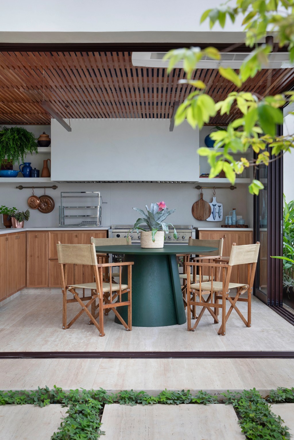 Duplex ganha espaço gourmet com pergolado, jardim com grama e piscina