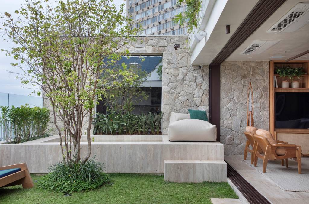 Duplex ganha espaço gourmet com pergolado, jardim com grama e piscina