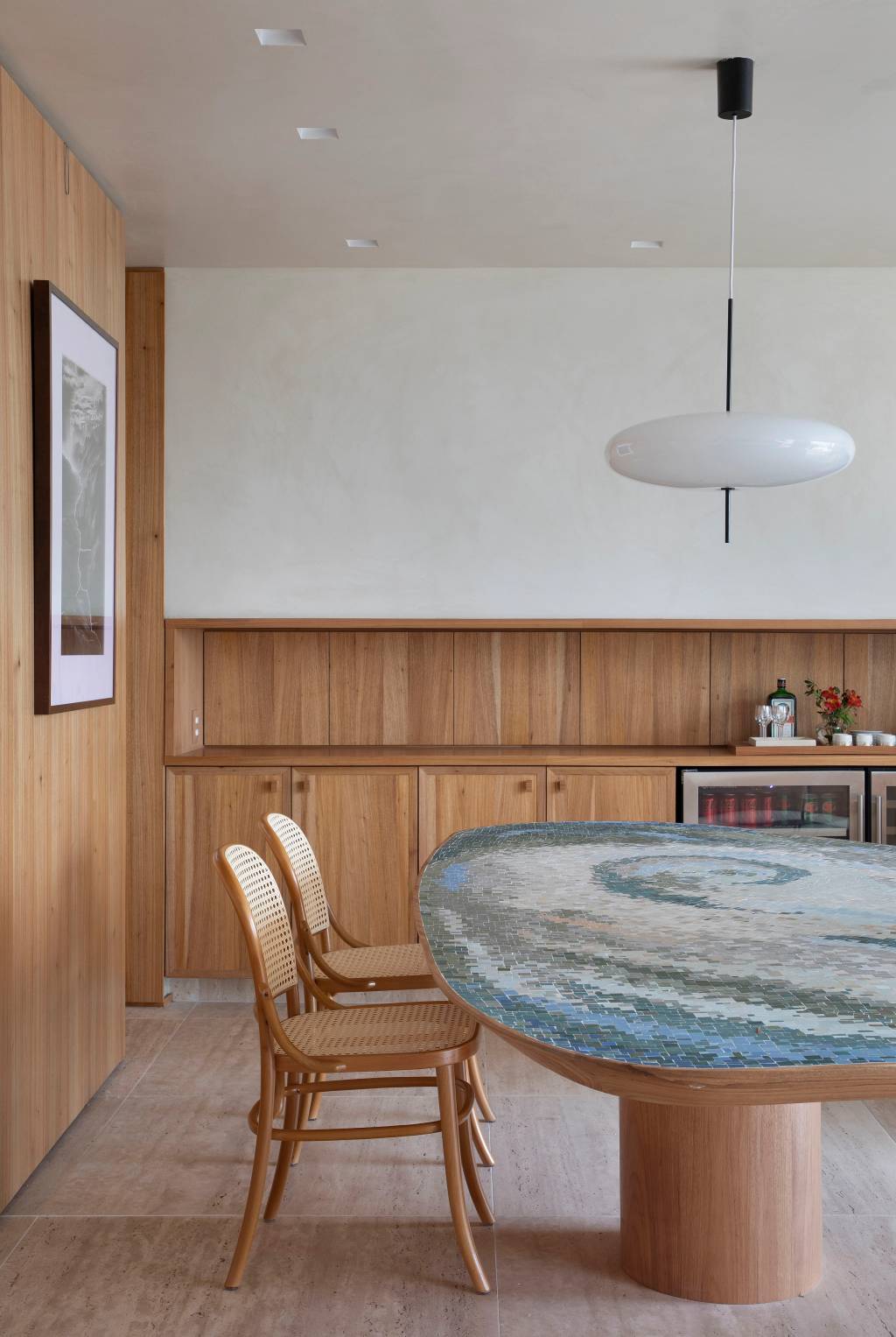 duplex-espaco-gourmetpergolado-jardim-grama-piscina-escala-arquitetura-mca-estudio-sala-jantar10 Duplex ganha espaço gourmet com pergolado, jardim com grama e piscina