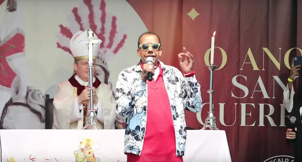No dia do Santo Guerreiro, Jorge Ben Jor canta em alvorada. Veja o vídeo