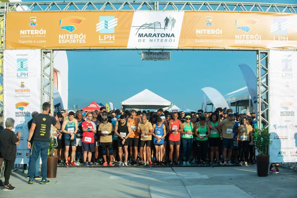 Foto mostra corredores prestes a começar corrida