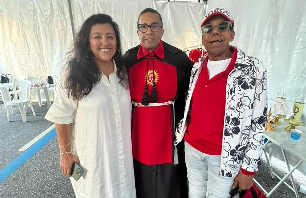 Da esquerda para a direita, a atriz Regina Casé, o padre Wagner Toledo e Jorge Ben Jor posam para foto