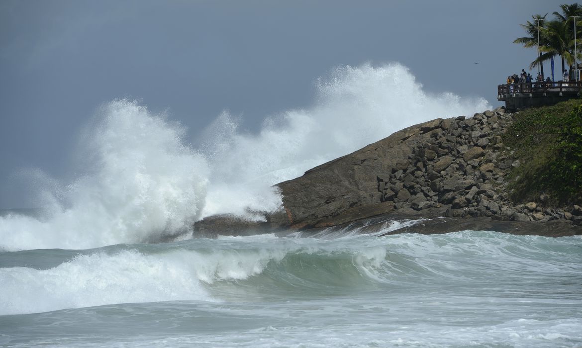 Mar revolto: ondas podem atingir 3,5 metros até a manhã desta terça (4).