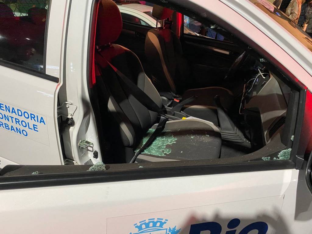 Ambulantes fazem emboscada para agentes da prefeitura em Copacabana