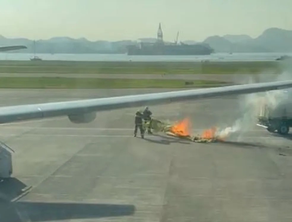 Balão cai sobre avião no pátio do aeroporto Santos Dumont e pega fogo na pista