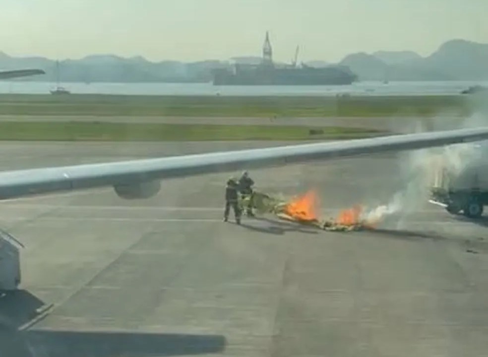 Balão cai sobre avião no pátio do aeroporto Santos Dumont e pega fogo na pista