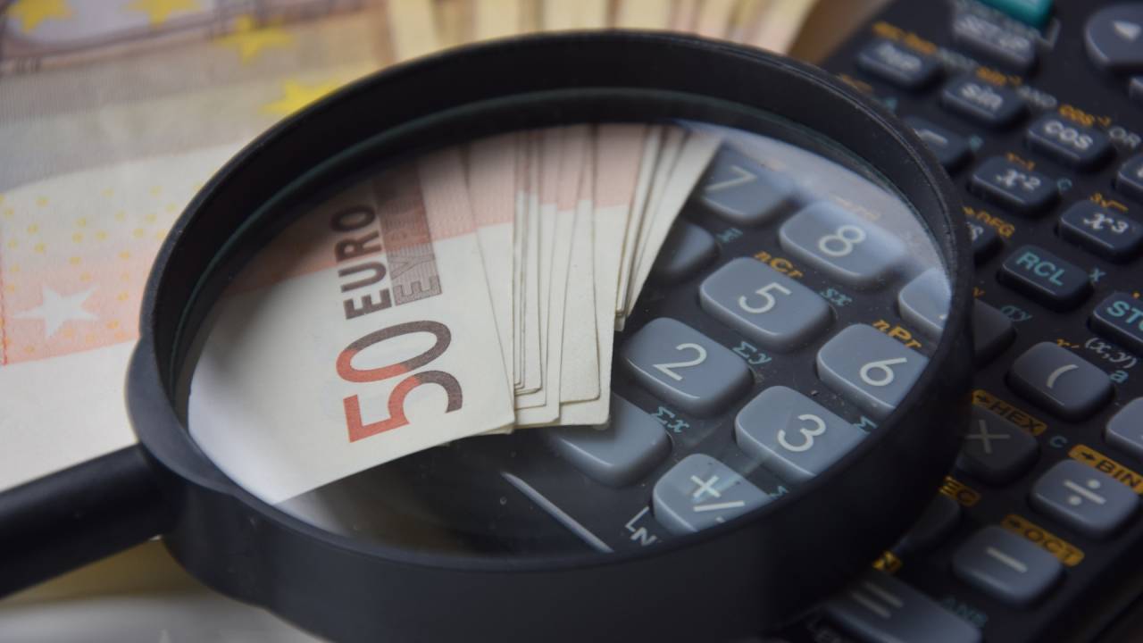 Calculadora e referências sobre dinheiro