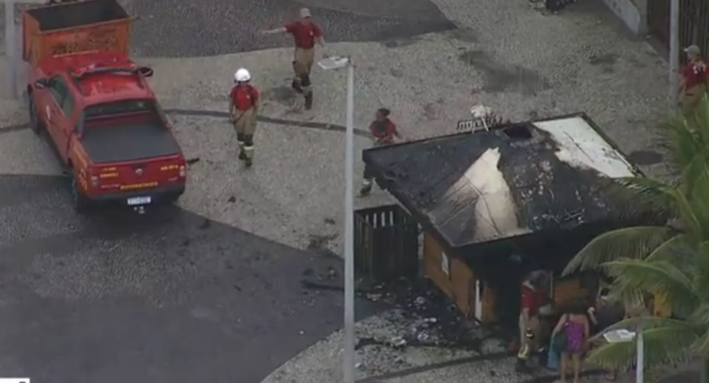Incêndio atinge quiosque da Praia do Arpoador na manhã desta quarta (10)