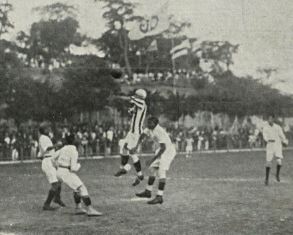 Foto de um Jogo da Liga suburbana de Futebol, 1916.