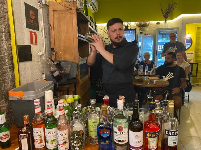 Matheus Barman Os drinques ficam por conta de Matheus, barman que aos sábados atende na famosa barraca do Luizinho, na feirinha da GG.