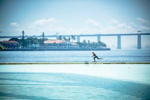 Letícia Bufoni andando de skate em pista no Rio