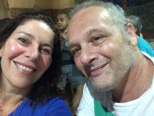 O casal Veronica Moreira e Raphael Gemal, que reinventou aquele local, com comida saudável e música de primeira