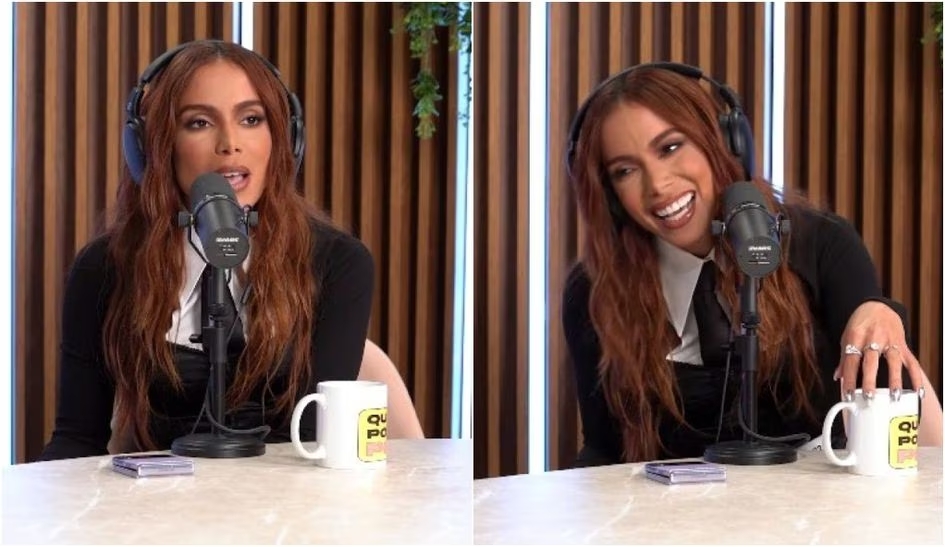 Colagem com duas imagens de Anitta, em que está sentada diante de de uma mesa branca, com um microfone preto e uma caneca branca apoiada. Na primeira, ela fala no microfone. na segunda, ela está rindo.