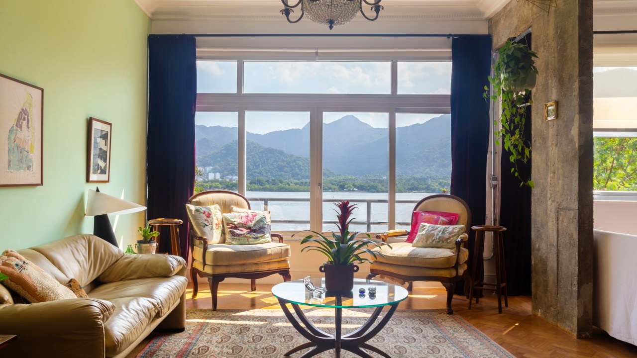 Apê com vista para a Lagoa mescla móveis vintage e estilo industrial