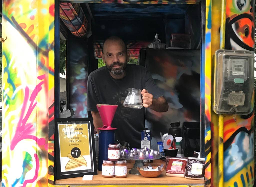 Novo point: banca no Jardim Botânico reabre com grafite, livros e cafés