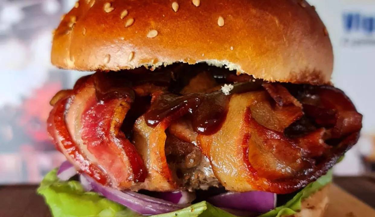 285: o bacon ao redor do hambúrguer de picanha está disponível na loja