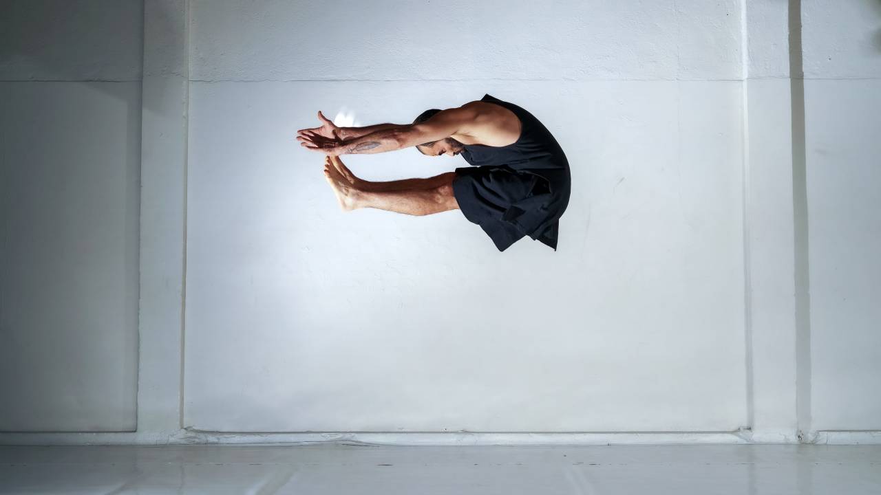Foto mostra bailarino fazendo acrobacia