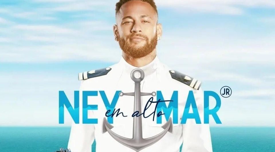 Neymar de farda branca de marinheiro. Na frente de seu peito, o nome Neymar em Alto Mar e uma âncora.