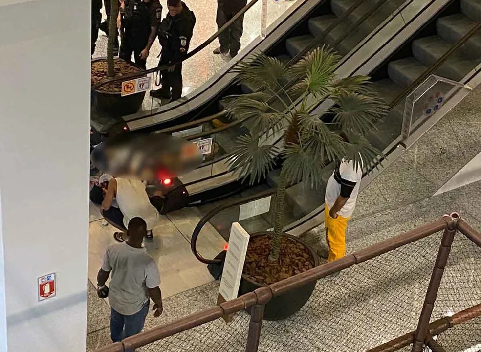 Homem baleado na escada rolante do Taquara Shopping — Foto: Reprodução