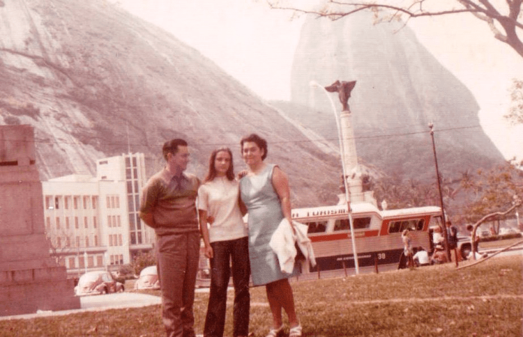 Família paulistana (pai, mãe e filha) na Praça General Tibúrcio, na Praia Vermelha, Urca (setembro de 1970)