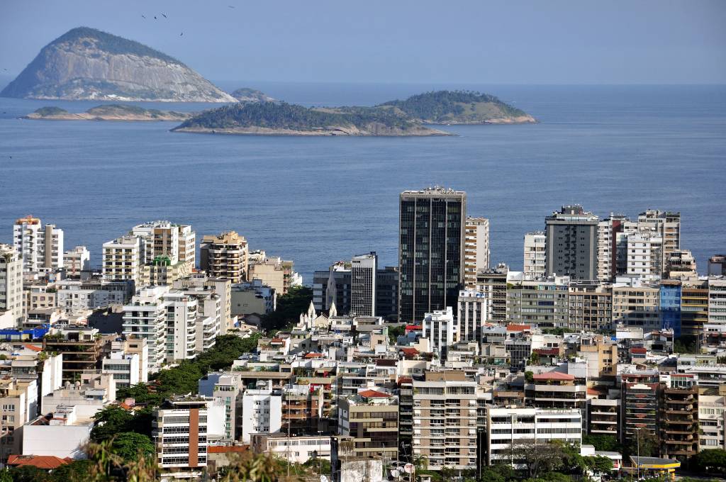 Foto mostra prédios e mar de Ipanema