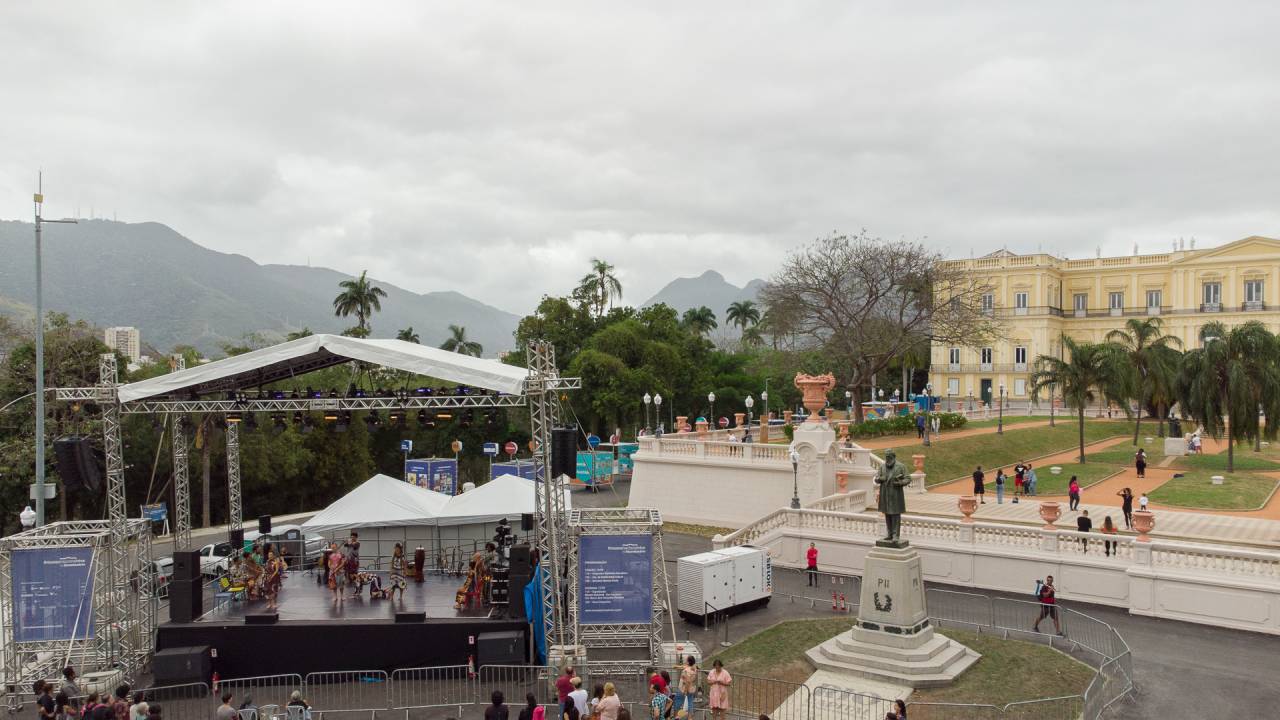 Foto mostra palco de programação na Quinta da Boa Vista, em frente ao Museu Nacional