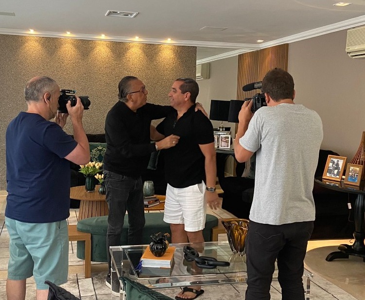 Galvão Bueno conversa com Zinho na gravação do documentário