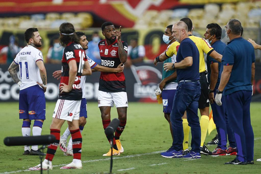 O volante Gerson acusou o técnico Mano Menezes em jogo no Maracanã: caso arquivado