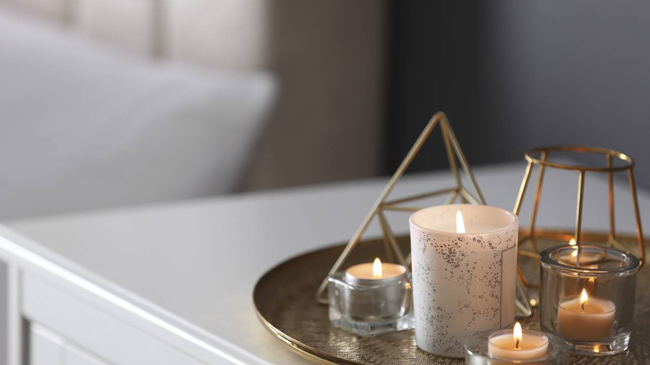 Junte várias velas em uma bandeja. Além de aquecer o ambiente, elas criam uma luz linda para dias que escurecem mais cedo.