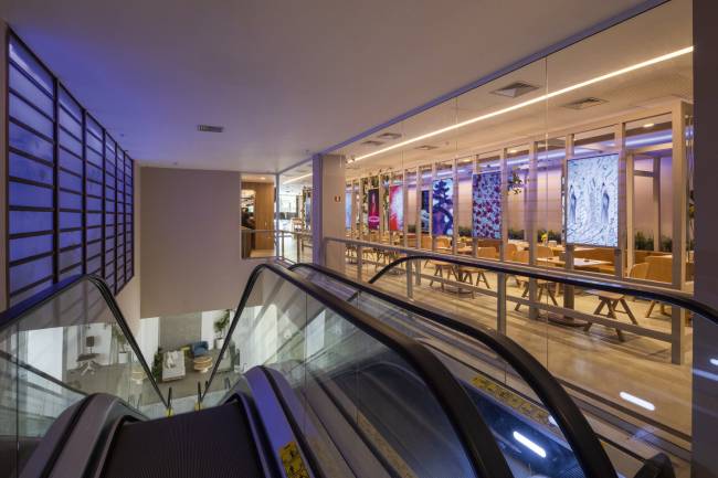 Espaço hi-tech une galeria de arte em NFT a hambúrguer decorado de bitcoin