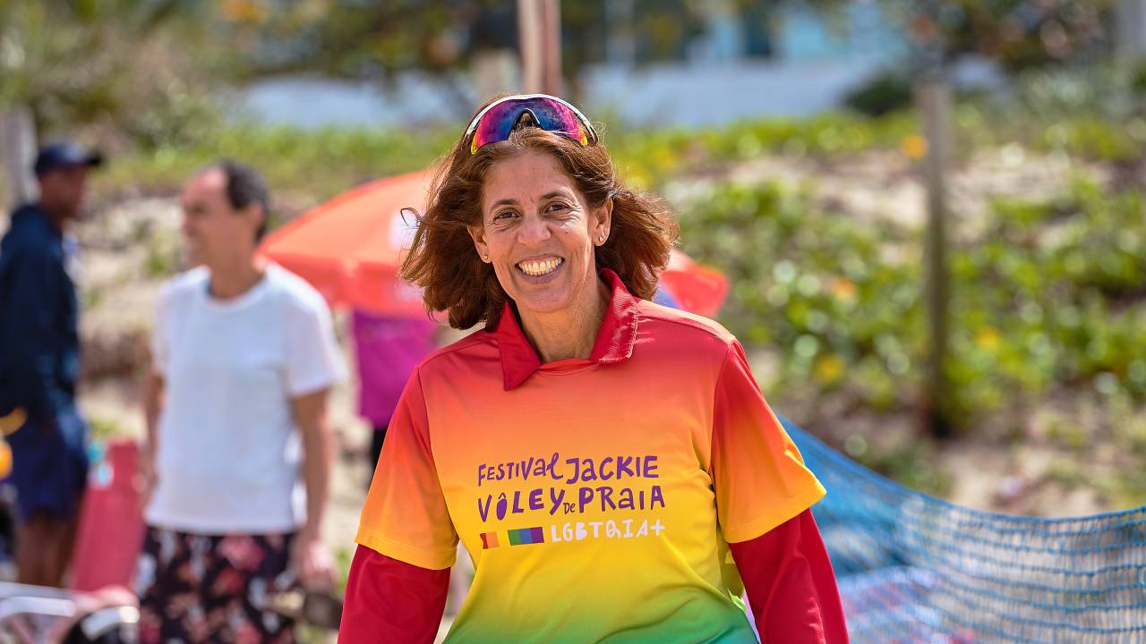Jackie Silva organiza torneio de vôlei de praia LGBTQIA+