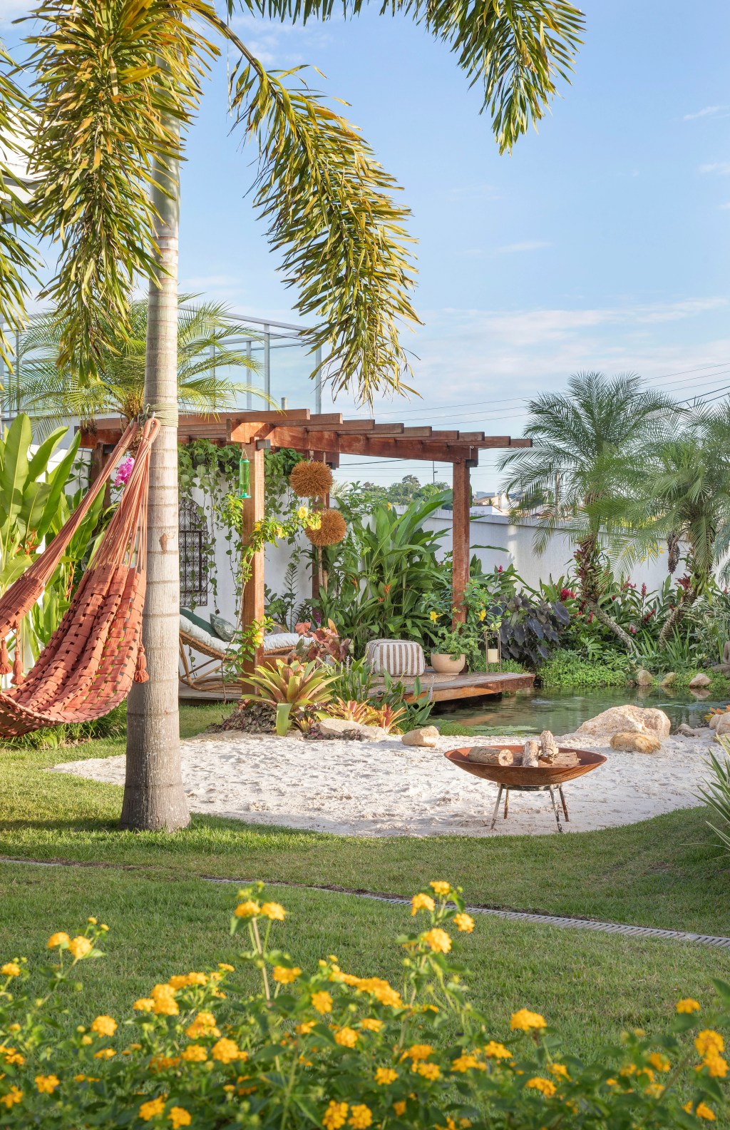 Jardim de 900 m² tem lago com peixes, praia de areia branca e pomar