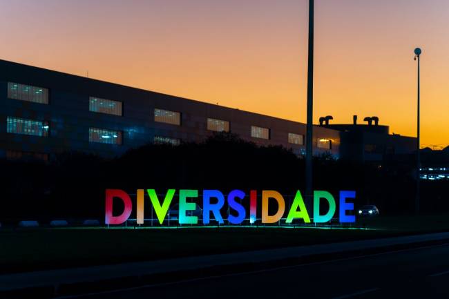 RIOgaleão instala letreiros em celebração ao mês do Orgulho LGBTQIA+
