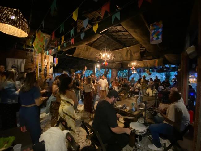 Cada domingo é uma roda de samba diferente que se apresenta sob as bençãos dos Pretos Velhos e Caboclos.