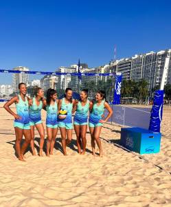 Sesc – Divulgação Atletas de vôlei do Sesc na praia de Copacabana