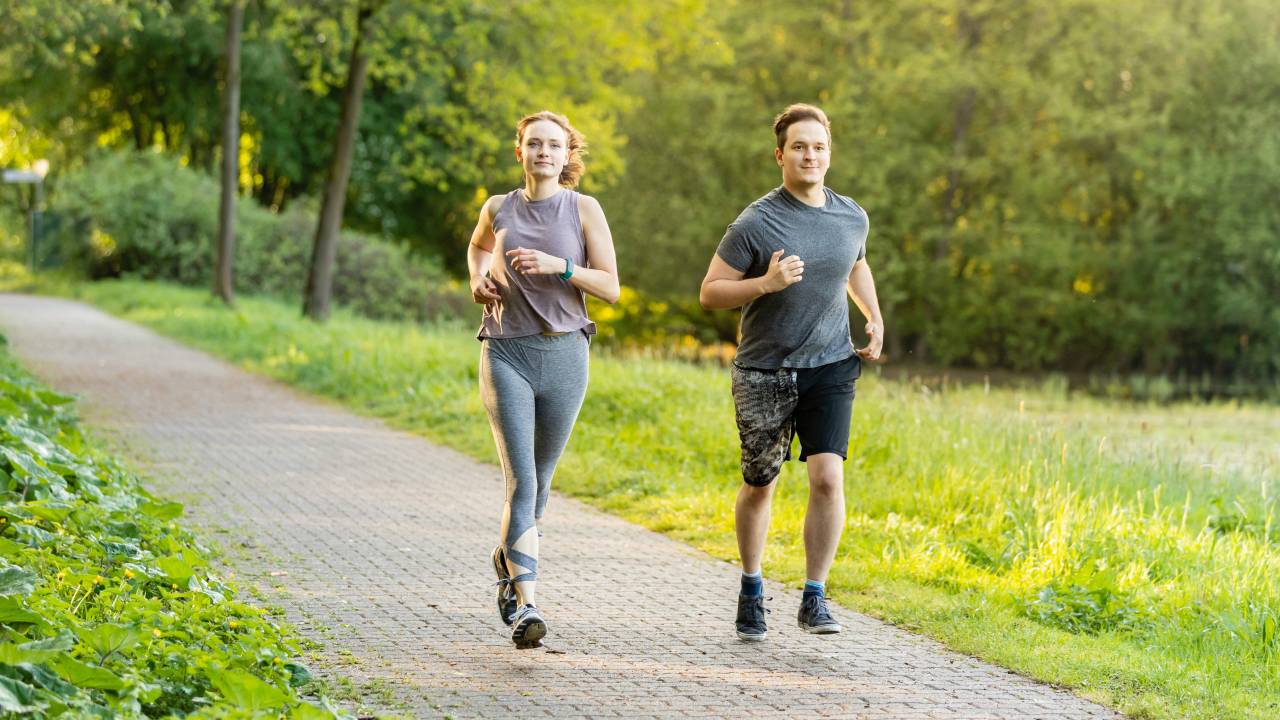 Jovens fazem exercícios físicos em um parque.