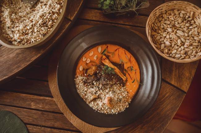 Fábrica vegana: Ruta Cozinha se reveza com confeitaria Conflor na Bhering